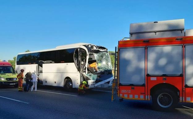 18 heridos tras el choque entre un autobús y un camión en Valencia