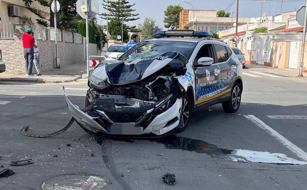 Una furgoneta de reparto se salta un stop y choca con un vehículo de la Policía Local de San Javier