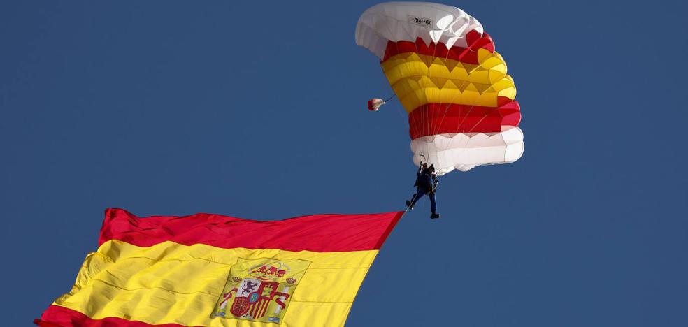 Así ha solventado el paracaidista el incidente con la bandera en el desfile del 12 de Octubre