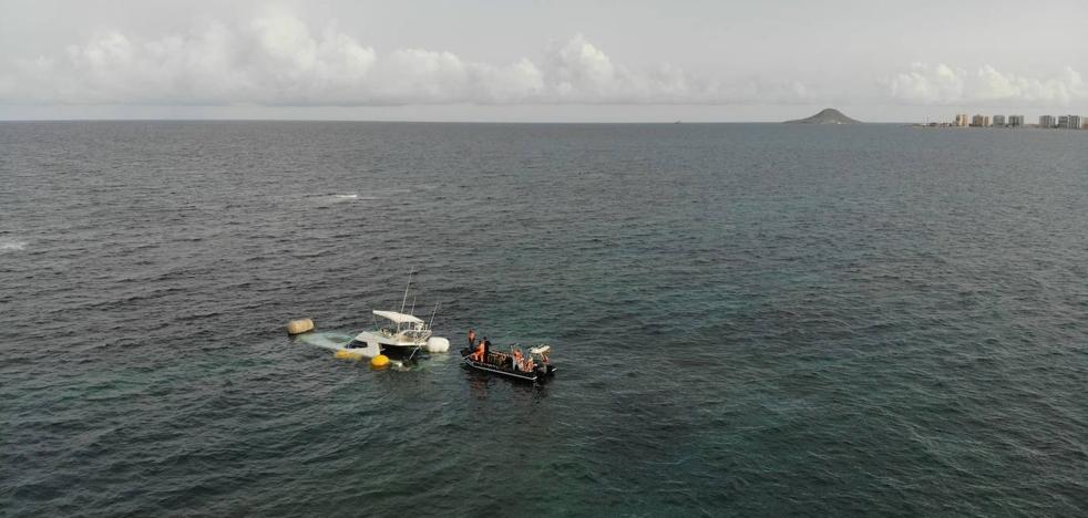 Vídeo | Tratan de remolcar un barco recreativo encallado en La Manga del Mar Menor