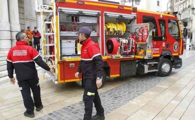 Bomberos de Cartagena rescatan en Cuesta Blanca a una mujer tras caer en una fosa séptica