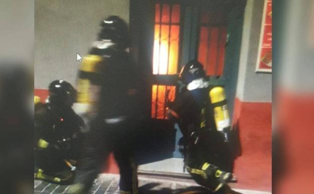 Rescatan a un hombre del incendio originado en un kebab en Cartagena