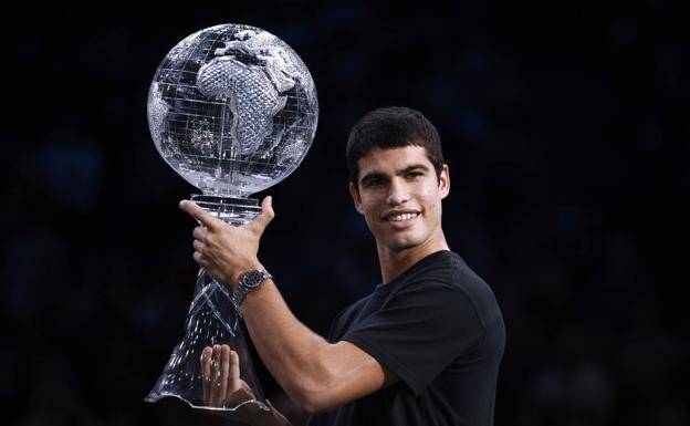 Carlos Alcaraz recibe el trofeo de número 1 del mundo