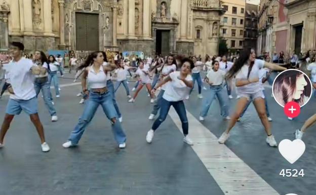 Un chico organiza un baile en la plaza de la Catedral de Murcia para pedirle matrimonio a su novio