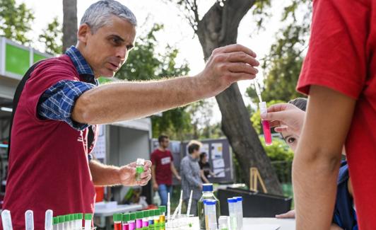 Grandes y pequeños, involucrados en la Semana de la Ciencia y la Tecnología. /Joaquín Zamora