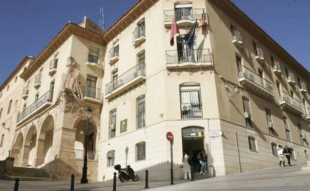 Diez meses de multa al comisario de Caravaca por fracturar dos dientes a un hombre en un cacheo