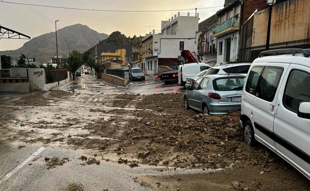 Una fuerte tormenta deja más de 100 litros en una hora en Ojós y Ulea y obliga a cortar carreteras