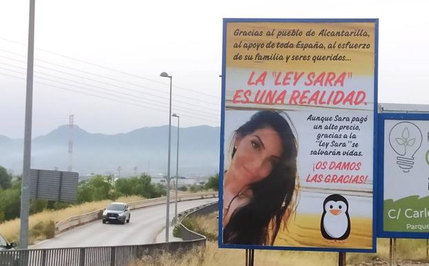 Un cartel con el rostro de Sara Gómez agradece el apoyo de los vecinos de Alcantarilla