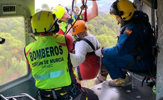 Rescatan en helicóptero a una senderista que tenía dificultad para respirar en Totana