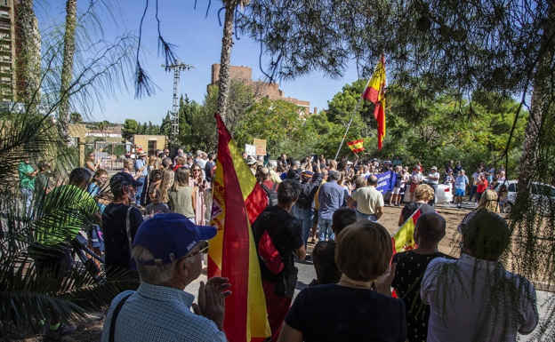 Cien personas protestan ante el Hospital Naval de Cartagena en contra de que sea un lugar de acogida para extranjeros