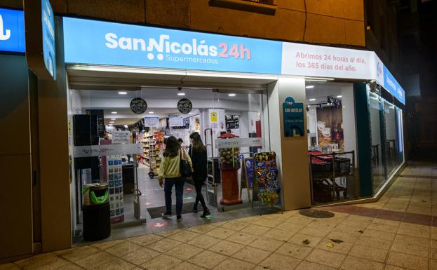 Los pequeños supermercados con horarios amplios toman el centro de Murcia