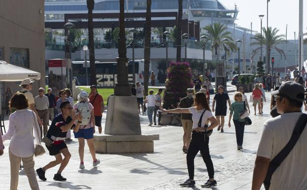 Una doble escala de cruceros en Cartagena abre un «mes de récord», con 35.000 turistas