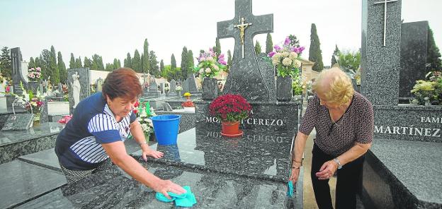 Colas para acceder al cementerio de Murcia en la víspera del festivo