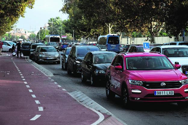 Una nueva ordenanza de Cartagena prevé reducir un 30% los gases de los coches en una década