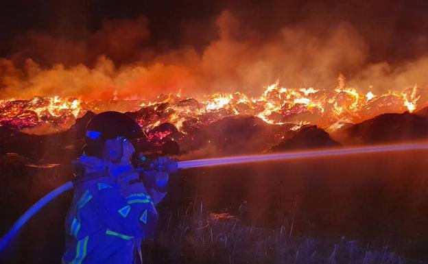 El incendio del ecoparque de Fortuna mantiene en alerta a los bomberos