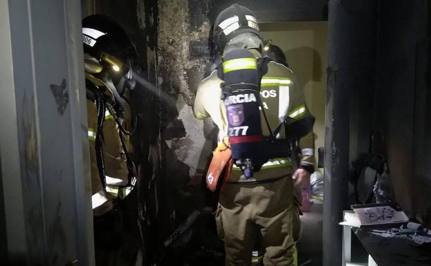 Un incendio en una vivienda de Murcia deja diez heridos, uno de ellos por quemaduras