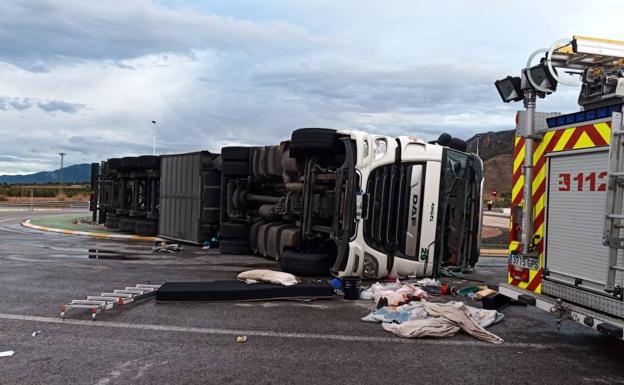 Rescatan a un conductor atrapado tras volcar su camión en Jumilla