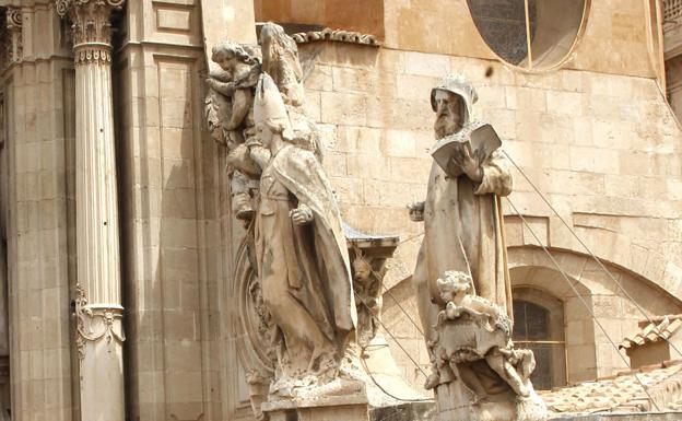 Detalle de un grupo de esculturas de la Catedral. 