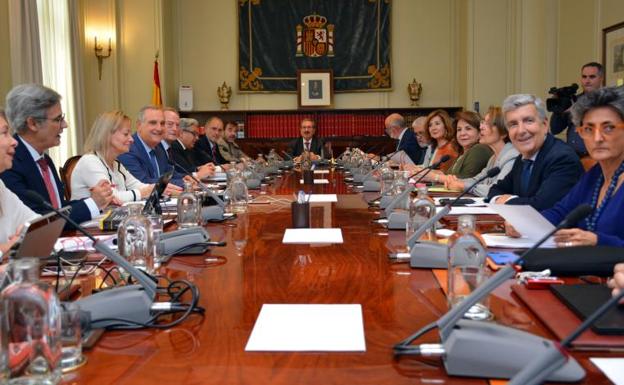 El CGPJ trata de rebajar la crisis institucional con el desbloqueo exprés del Constitucional