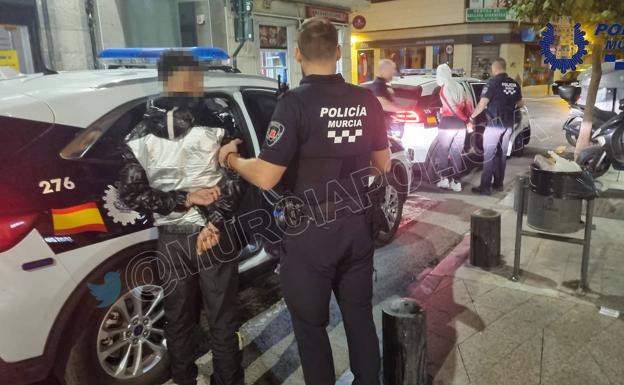 Dos detenidos en Murcia por agredir a una persona y robarle el móvil en el barrio de San Nicolás