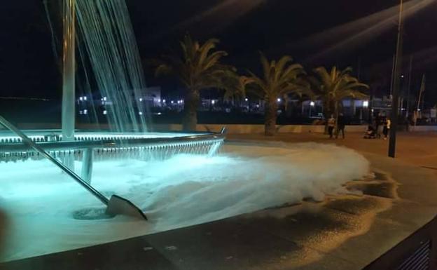 Un «sabotaje» llena de espuma la nueva fuente del paseo marítimo de Mazarrón