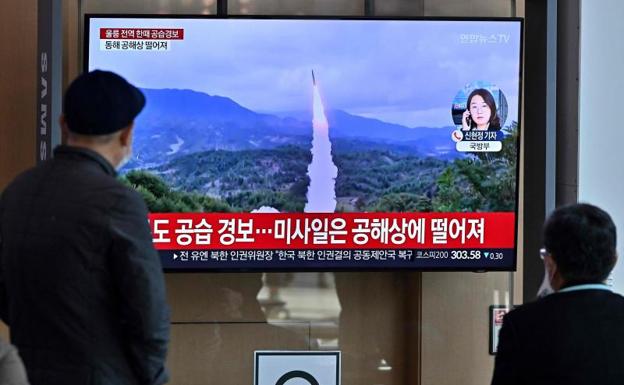 Corea del Norte lanza por primera vez un misil en aguas de Corea del Sur que responde con tres cohetes