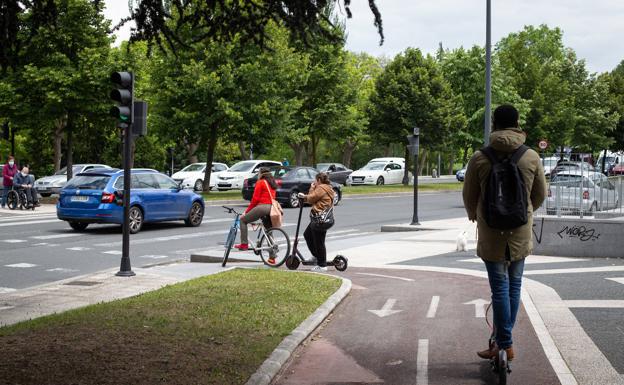 La multa a los conductores de patinetes eléctricos por circular utilizando el móvil