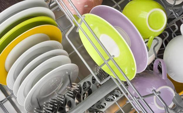 La razón por la que no debes enjuagar los platos sucios antes de meterlos en el lavavajillas