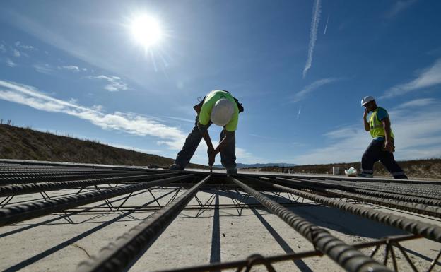 Un operario trabaja en la construcción de un tramo de autovía en la Región de Murcia. 