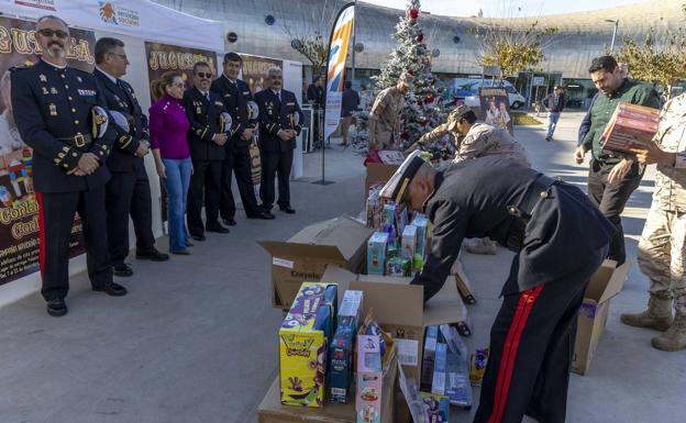 Empresas, organismos y ejércitos se vuelcan en la recogida de juguetes en Cartagena