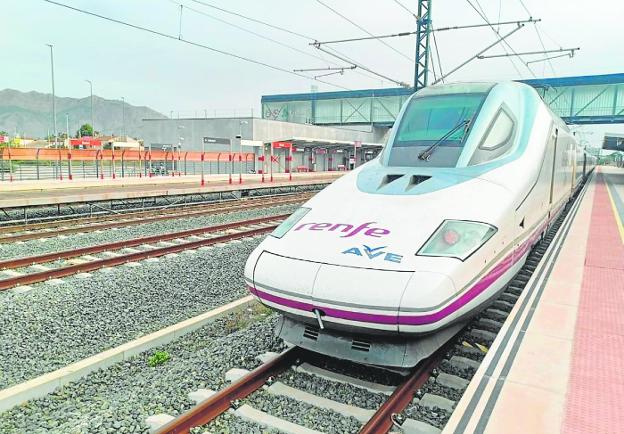 Renfe sacará cuatro trenes AVE al día a Madrid, dos con parada en Alicante