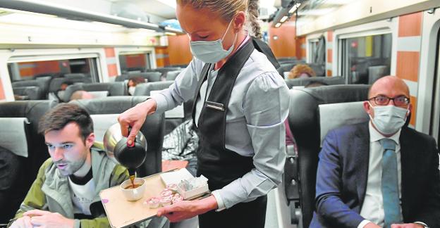 Cara y cruz en el estreno comercial del AVE a Madrid con el retraso de dos trenes