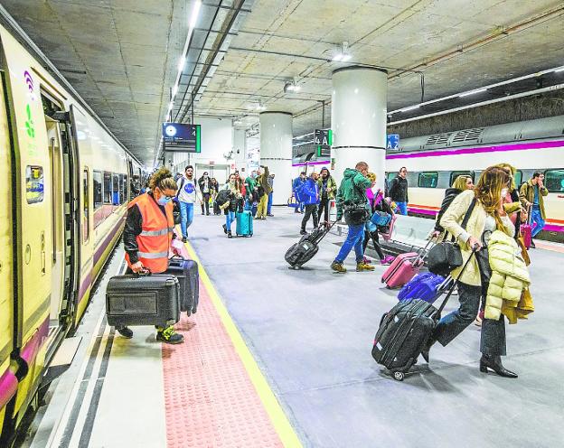 Renfe ofrece 288 plazas diarias del AVE para viajar solo entre Murcia y Alicante