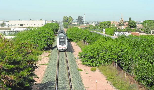 Los vecinos de Cartagena avisan de que se «echarán a la calle» por el tren