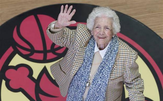 Muere a los 105 años la lorquina Encarna Hernández, pionera del baloncesto femenino