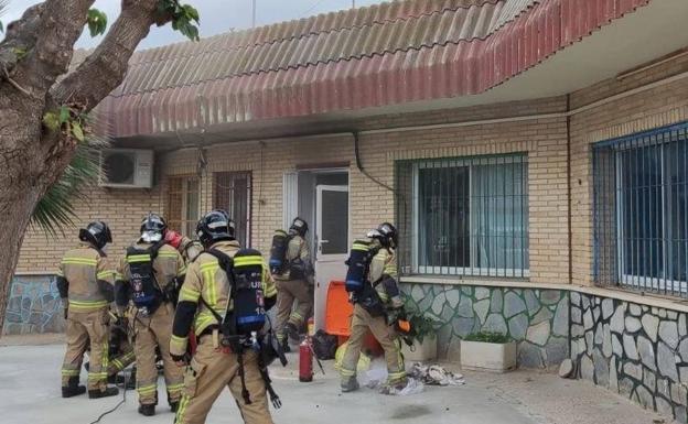 Una decena de bomberos sofocan un incendio en una guardería de Murcia