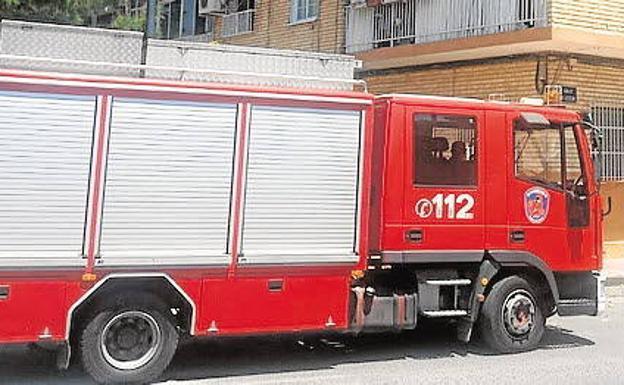 Extinguen un incendio localizado en un bajo de un edificio de cinco plantas en Águilas