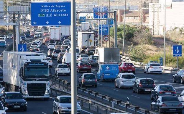 Así debes llevar tu carga en el techo del coche para evitar una multa de la DGT