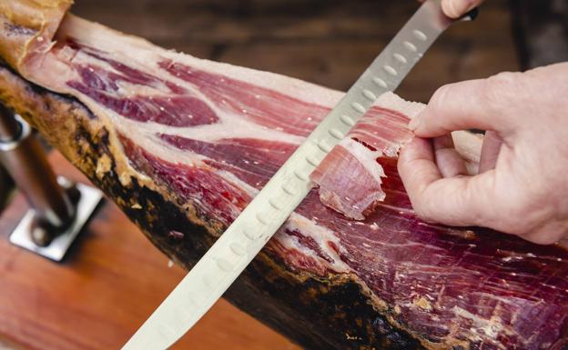 Cómo empezar un jamón: estos son los pasos para quitar la parte externa