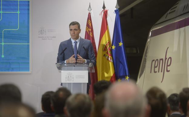 Sánchez en la llegada del AVE a Murcia: «Ponemos fin a un aislamiento ferroviario injustamente prolongado»