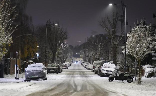 Un temporal de nieve paraliza el Reino Unido y deja a decenas de españoles atrapados en los aeropuertos