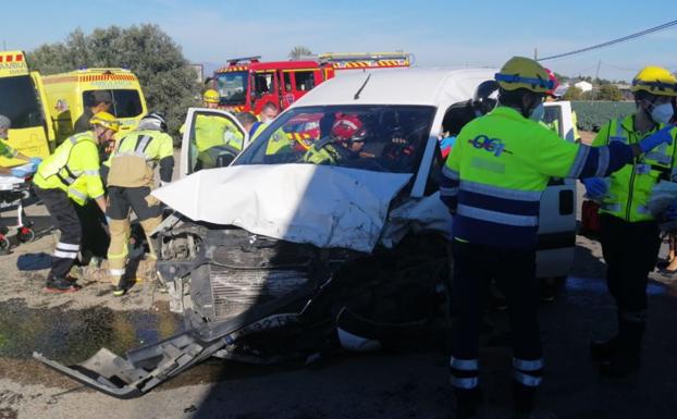 Siete heridos al chocar un camión y una furgoneta en la pedanía lorquina de Purias