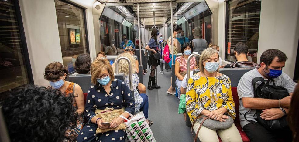 Darias aboga por mantener la mascarilla obligatoria en el transporte público