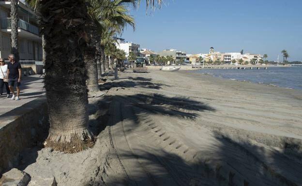 El nuevo contrato de basuras en Los Alcázares incluye la limpieza de las playas todo el año