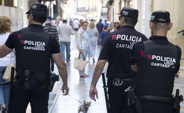 Localizan en Cartagena a dos vendedores ambulantes sin licencia con 480 kilos de naranjas