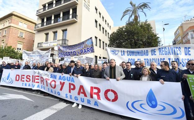 Regantes, empresarios y políticos exigen en la Delegación que no se recorte el Trasvase