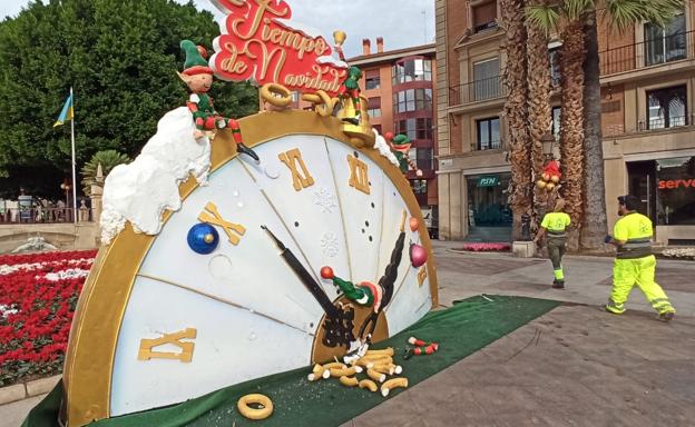 Una de las esculturas navideñas de La Glorieta de Murcia amanece mutilada