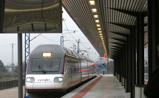 Un tren de la serie 104, similar al que se empleará entre Murcia y Alicante, que cubre actualmente la línea Toledo-Madrid. / EFE