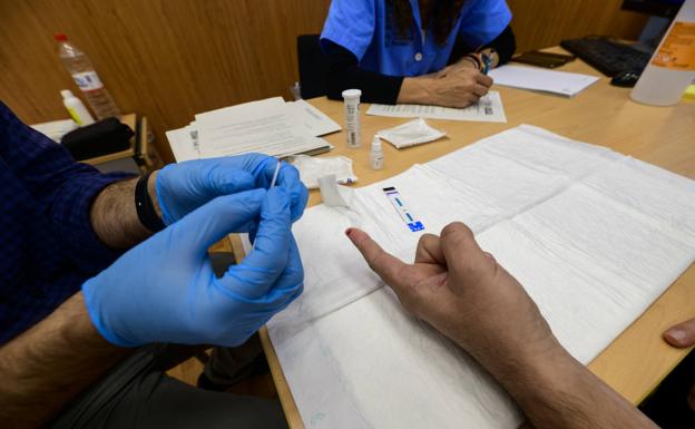 Un usuario del nuevo 'checkpoint' de Murcia para la prevención y detección precoz de VIH se realiza una prueba este jueves. /José Luis Ros Caval / agm