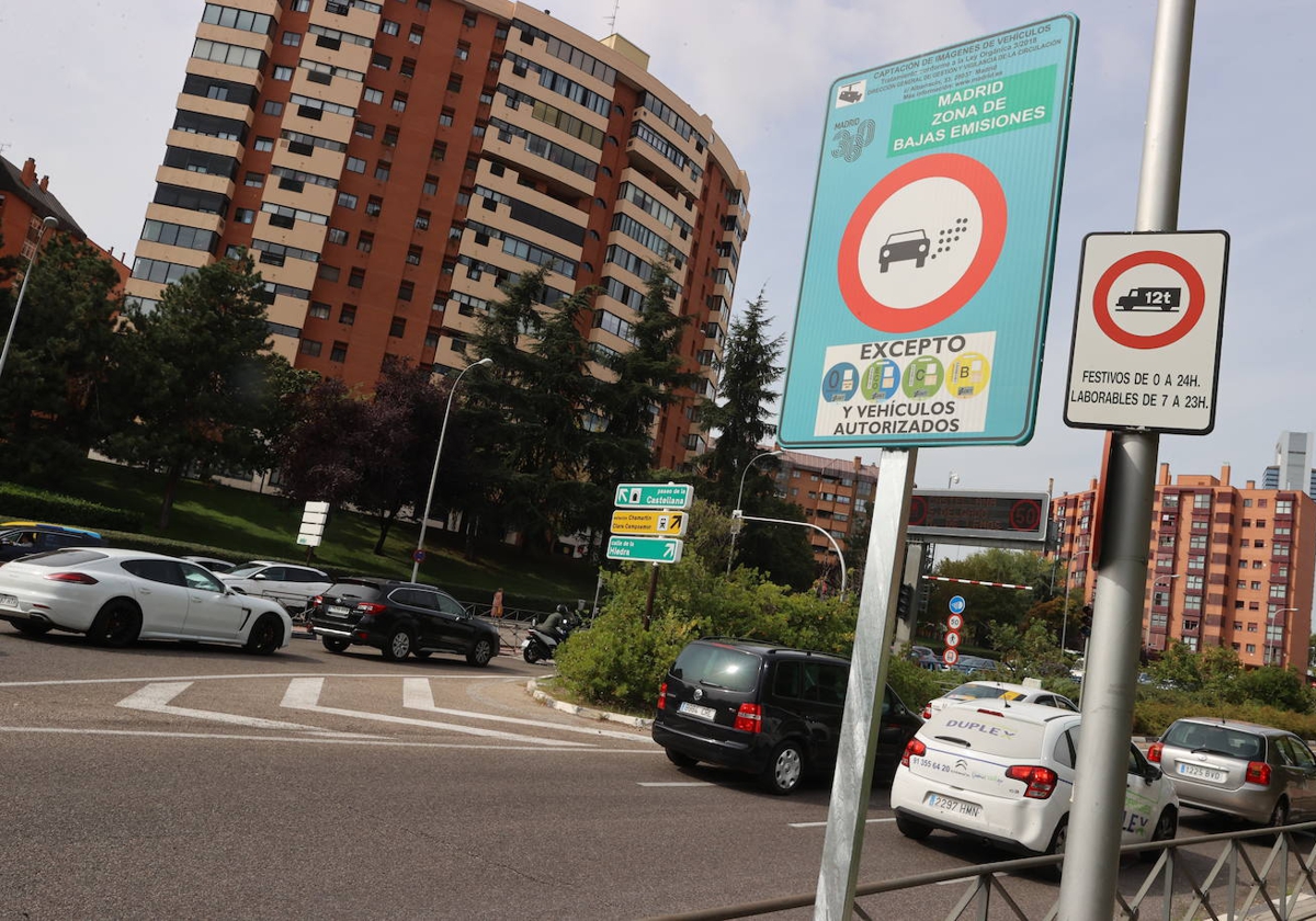 Dónde puedo conseguir la pegatina de la DGT que permite entrar a las ciudades con las nuevas restricciones